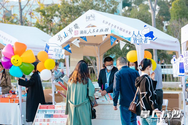 市民在“閱讀市集”挑選圖書。