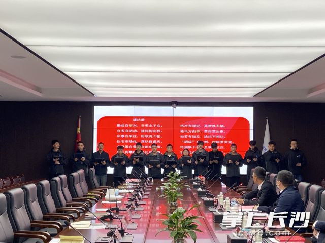新員工集體朗誦廉潔詩歌