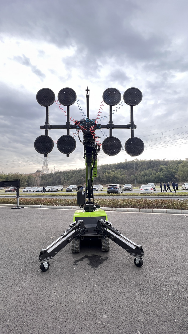 “電動玻璃安裝精靈”豐富了高空作業(yè)機械家族的型譜。  長沙晚報全媒體記者  周輝霞 攝