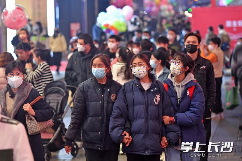 今晚,，黃興南路步行商業(yè)街上人頭攢動。