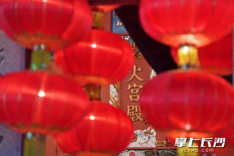 坡子街火宮殿前的紅燈籠顯得格外喜慶,。
