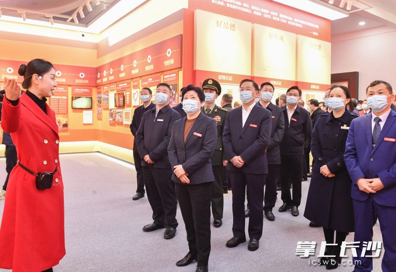 吳桂英一行參觀“與時(shí)代同行——紀(jì)念毛澤東等老一輩革命家為雷鋒同志題詞六十周年專題展”,。