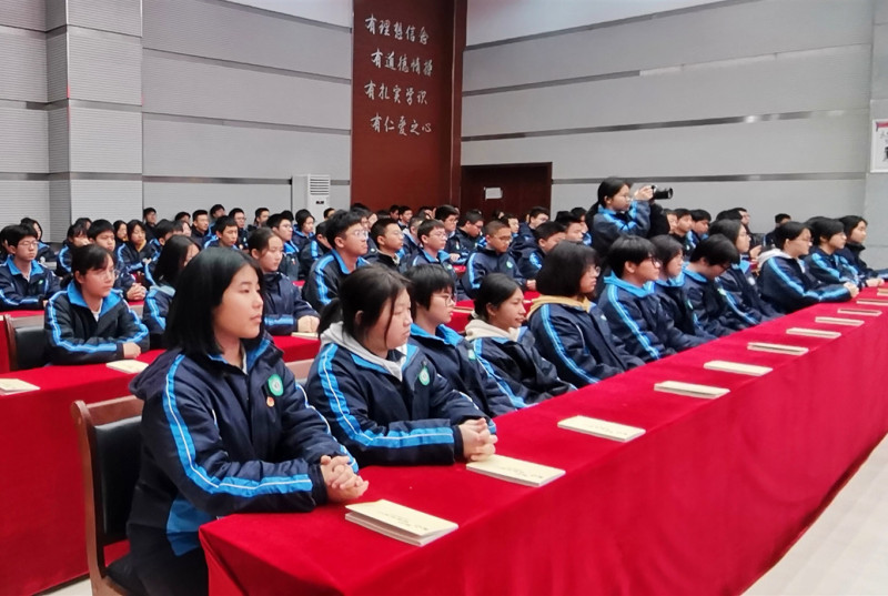 雷鋒學(xué)校學(xué)生代表認(rèn)真聽雷鋒故事,。