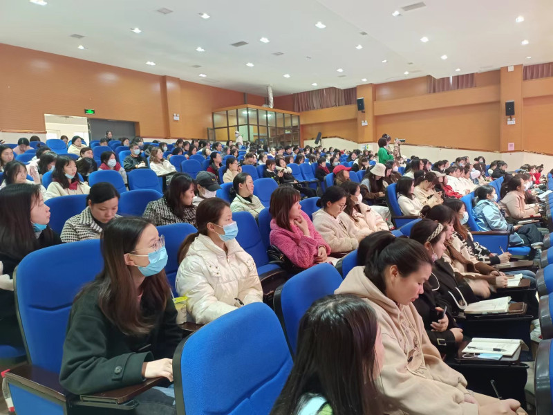 參加培訓(xùn)的幼兒園教師認(rèn)真聽課,。