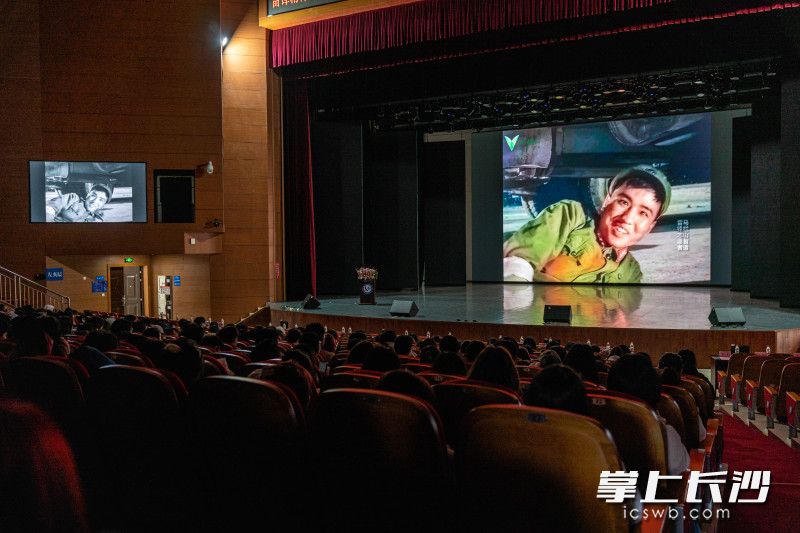 左為紅色經(jīng)典電影《雷鋒》原片,，右為經(jīng)過4k全彩修復的版本,。圖片均為長沙晚報全媒體記者 周數(shù)邑 攝