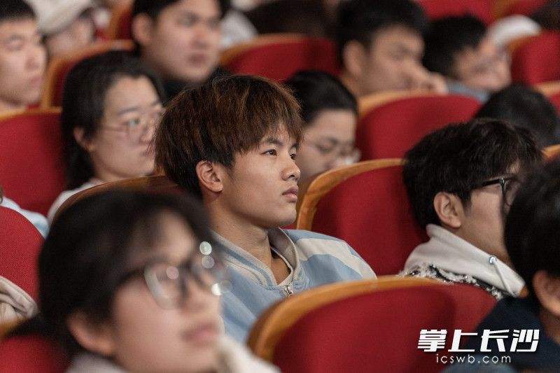 長大學子用實際行動在志愿服務中傳承紅色經(jīng)典,、講好雷鋒故事,。