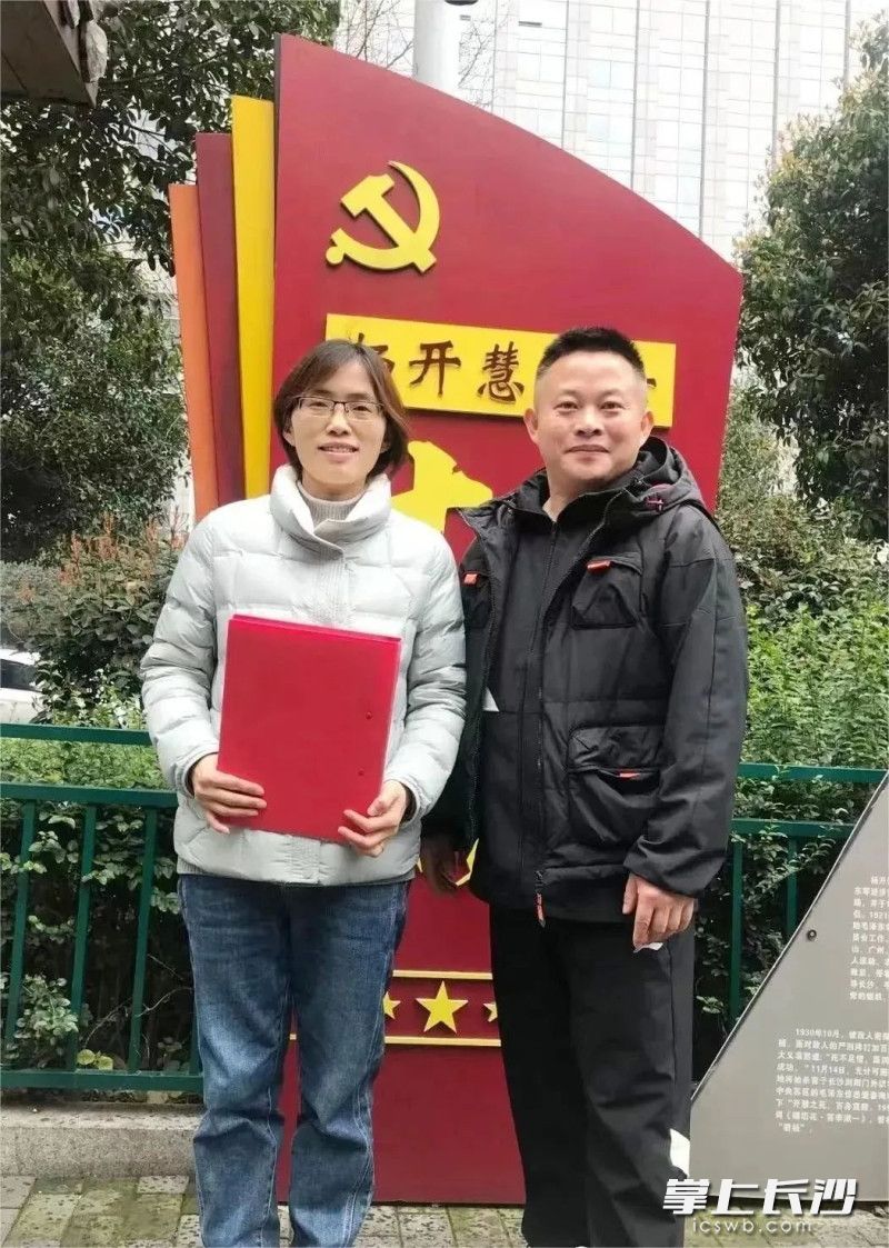 左為主講老師李姜，右為指導(dǎo)老師周文凱,。