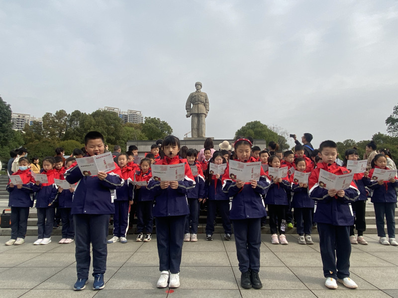 全體同學在雷鋒雕像前歌唱雷鋒,，吟誦雷鋒,。均為長沙晚報通訊員 周君 攝