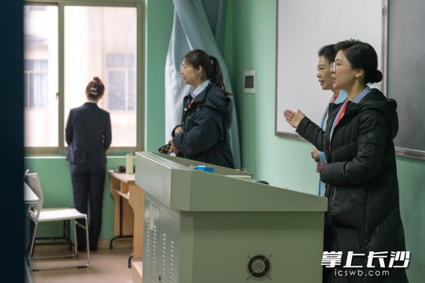 賽場(chǎng)外,，選手們正在緊張備賽,。
