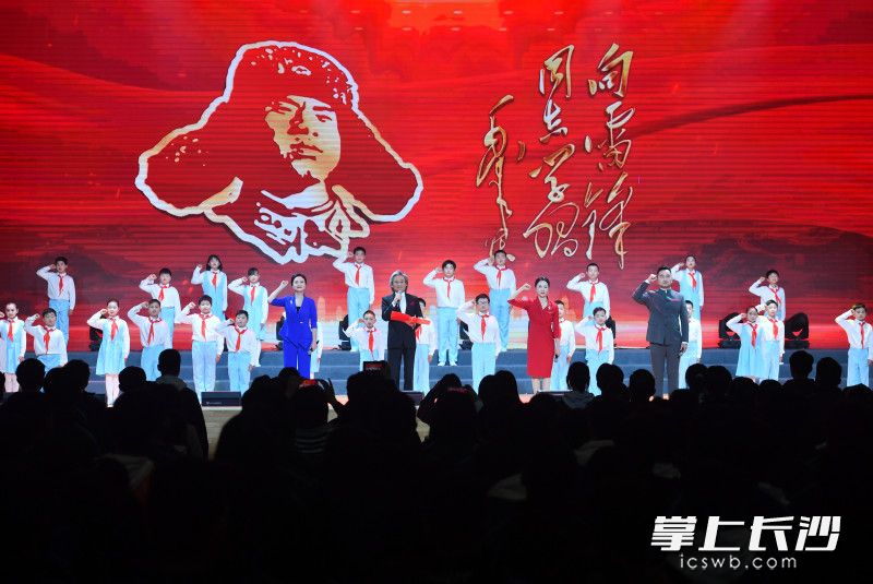 3月28日，第三次“中國(guó)文藝志愿者協(xié)會(huì)學(xué)雷鋒基地”文藝惠民演出在長(zhǎng)沙市雷鋒學(xué)校舉行,。  均為長(zhǎng)沙晚報(bào)全媒體記者鄒麟攝