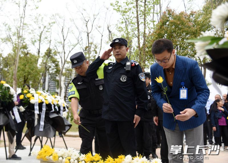 活動(dòng)現(xiàn)場，黨員們向雷鋒父母墓獻(xiàn)上鮮花,。均為長沙晚報(bào)全媒體記者 劉琦 攝