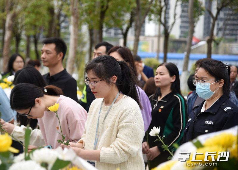 100多名黨員參與此次主題黨日活動(dòng),，繼承先烈遺志，發(fā)揚(yáng)雷鋒精神,。