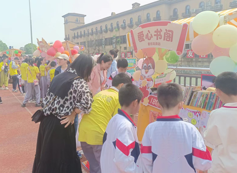 同學(xué)們?cè)跁鴶偳斑x購(gòu)自己喜歡的書籍,。長(zhǎng)沙晚報(bào)全媒體記者 陳良 攝
