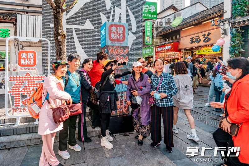“夜經(jīng)濟(jì)觀察點(diǎn)”牌成為游客打卡拍照新地標(biāo)。 均為全媒體記者 陳飛 攝
