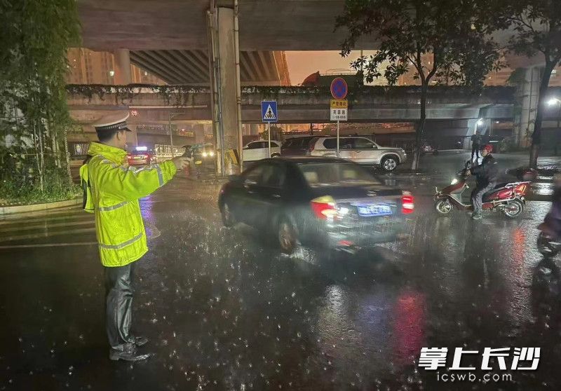 天心交警大隊八中隊民警在雨中疏導(dǎo)交通。均為天心交警供圖