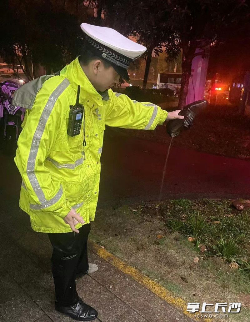 天心交警大隊八中隊民警在雨中疏導(dǎo)交通,，鞋子都灌滿了水,。