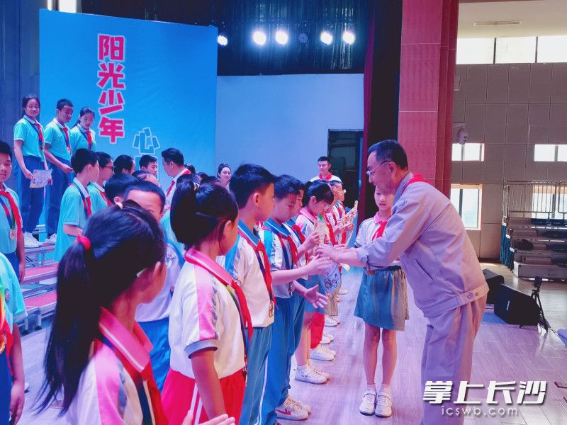 現(xiàn)場對“陽光好少年”進(jìn)行表彰,。長沙晚報全媒體記者 劉俊 實習(xí)生 陳雯 攝