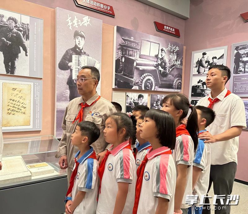 在湖南雷鋒紀(jì)念館,，郭明義為孩子們上了一堂生動的思政課,。長沙晚報通訊員 李寧 供圖