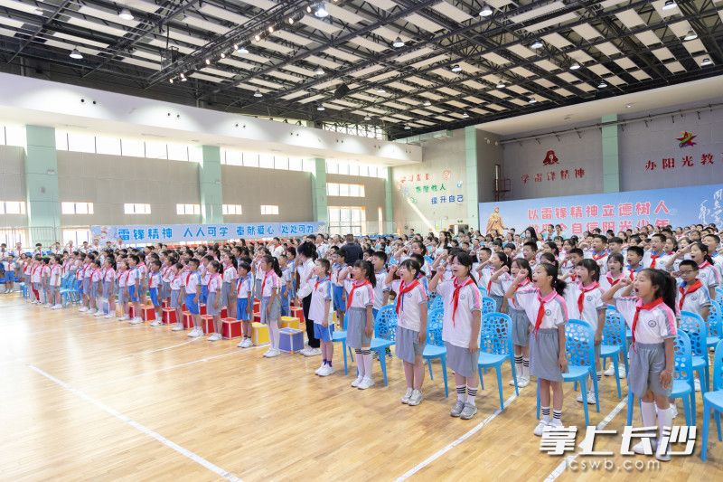 少先隊員們發(fā)出錚錚誓言。長沙晚報通訊員 李寧 供圖