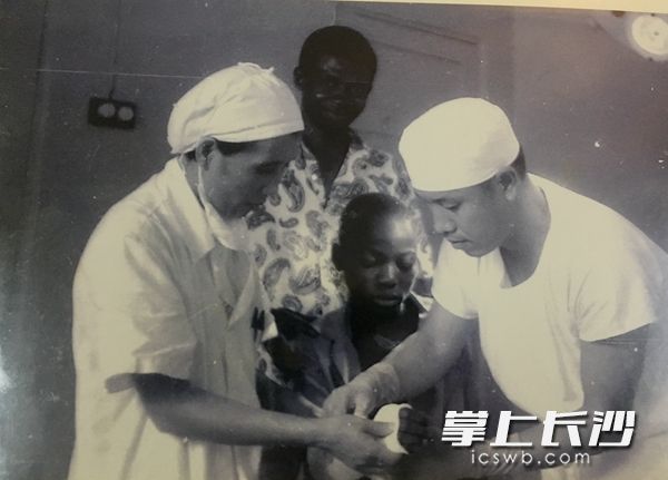 李賀君教授（右一）為當(dāng)?shù)胤侵薰钦勖癖娺M(jìn)行包扎固定,。
