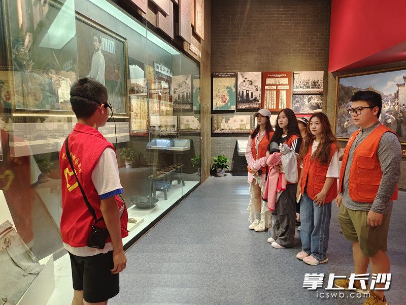 在湖南黨史陳列館,，大學(xué)生聽小講解員講述黨史故事。均為受訪者供圖