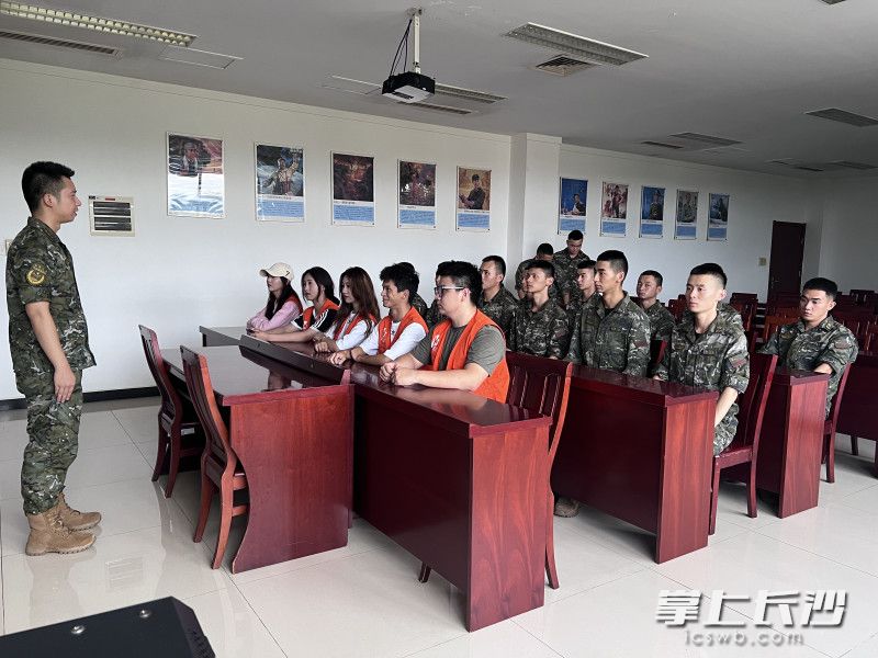 在武警長沙支隊機(jī)關(guān),，大學(xué)生聽武警官兵講述革命軍人的事跡。