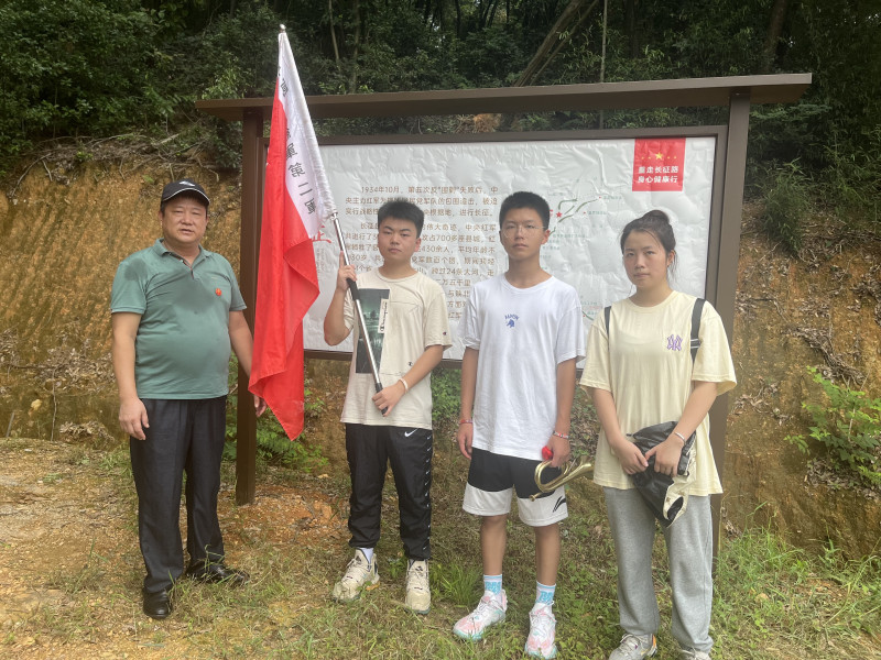 愛心公益人士吉付林（左一）給學(xué)生們深情講述長征故事,，帶領(lǐng)他們“重走長征路”,、厚植愛國情。