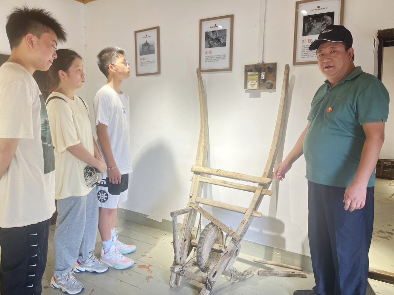 “準(zhǔn)大學(xué)生”（左一、左二）走進(jìn)長沙市上善助殘服務(wù)中心“生活記憶館”,，了解時代變遷與社會進(jìn)步,。