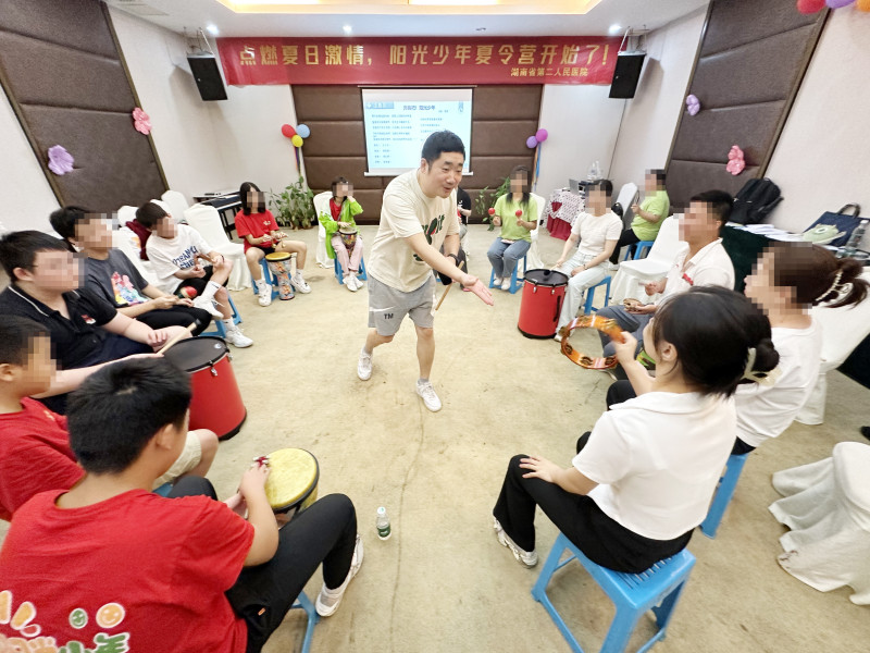 “陽光少年”夏令營用團隊游戲幫助網(wǎng)癮少年實現(xiàn)蛻變,。   醫(yī)院供圖