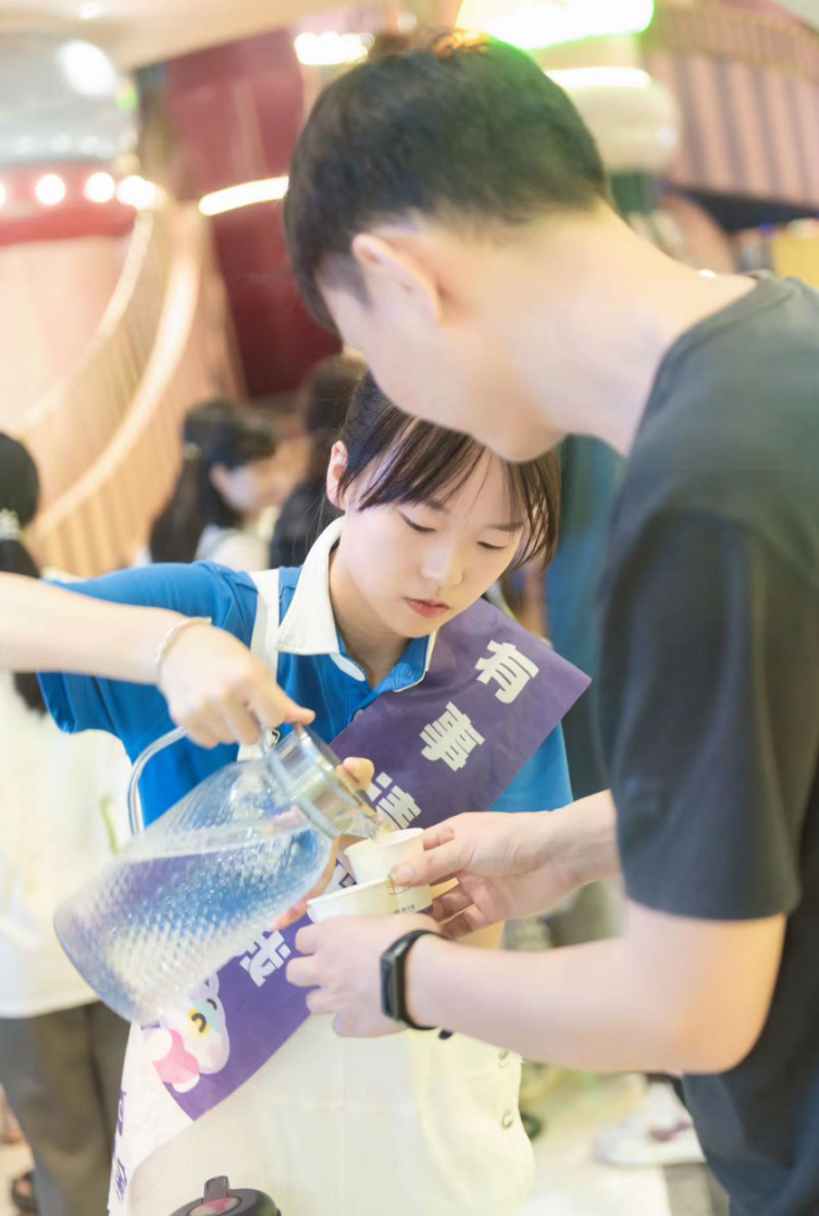 盤(pán)小寶工作人員為客戶(hù)提供解暑飲水