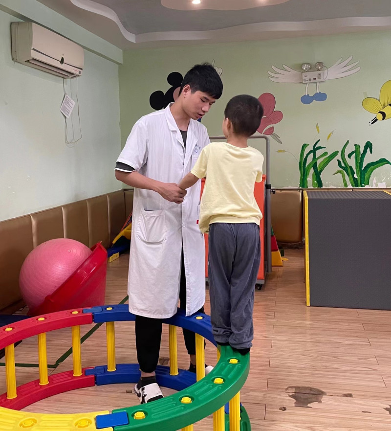 孩子在湖南光琇醫(yī)院做康復訓練。
