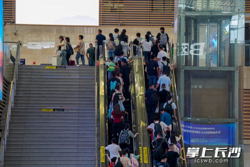 長沙南站進(jìn)站旅客客流依然高漲