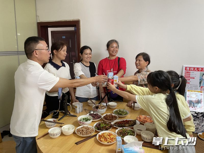 中秋節(jié)中午，雷武澤全家與另外三個尋親家庭共度節(jié)日,、分享祝福,。圖片均為長沙晚報全媒體記者 張洋子 周數(shù)邑 攝