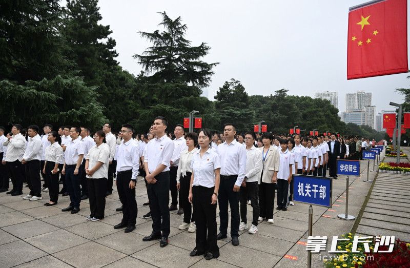 各界人士面向湖南烈士紀(jì)念塔,，深情瞻仰、敬獻(xiàn)鮮花,、鞠躬默哀,。