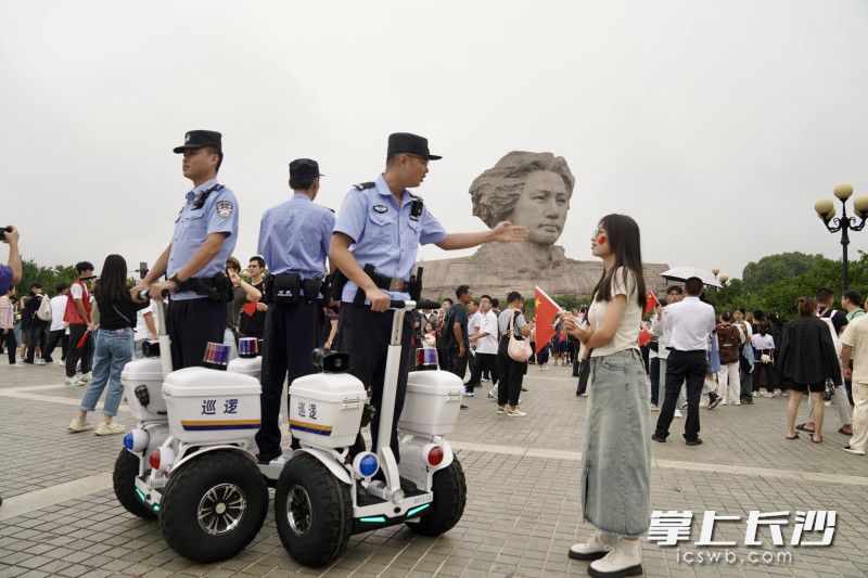 游客向警務(wù)人員問(wèn)路。 長(zhǎng)沙晚報(bào)全媒體記者 周數(shù)邑 羅亞坤 攝