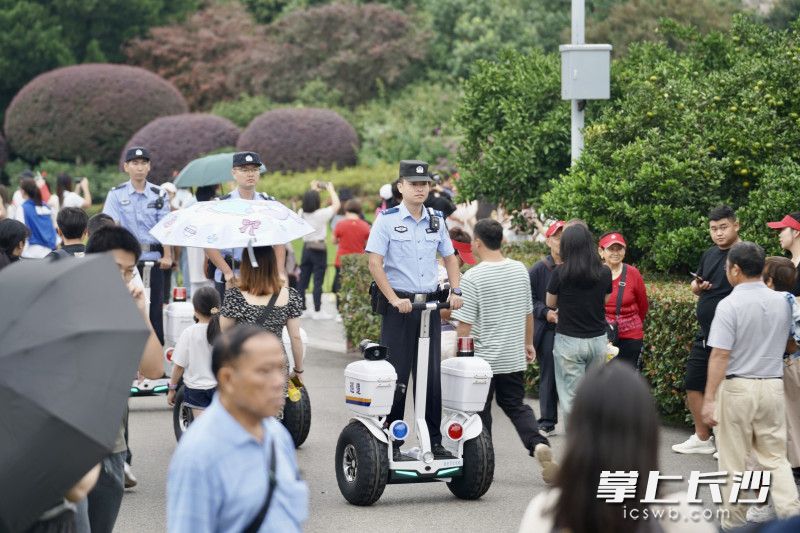 警務(wù)人員騎著警用平衡車,，在橘子洲景區(qū)巡邏，站得相對(duì)更高視野更開(kāi)闊,，更易在人群中發(fā)現(xiàn)異常情況,。 長(zhǎng)沙晚報(bào)全媒體記者 周數(shù)邑 羅亞坤 攝