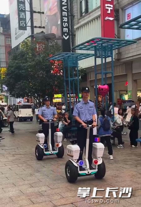 民警在黃興路步行街騎著警用平衡車巡邏,。 長(zhǎng)沙晚報(bào)通訊員 彭滔 攝