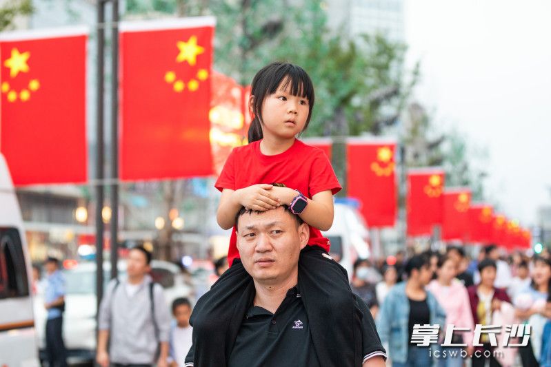 國慶長假,，萌娃們在家長的陪同下逛街游玩,。均為長沙晚報(bào)全媒體記者 董陽 攝