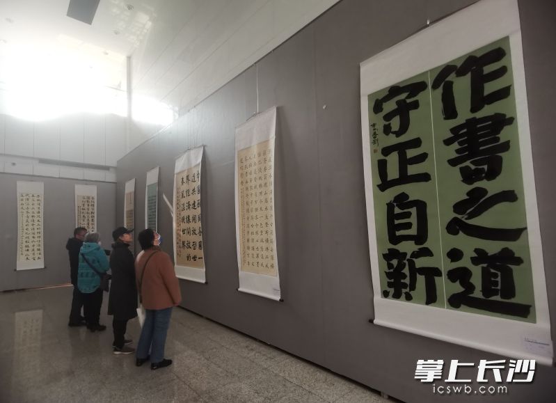 “作書之道,，守正自新”，中國顏體書法研究會會長李鳳剛的參展作品醒目吸睛,。