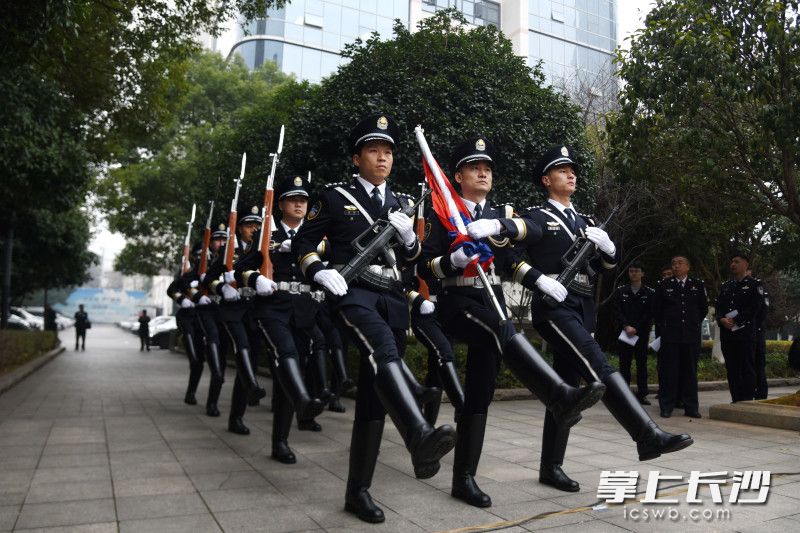 升警旗儀式現(xiàn)場。