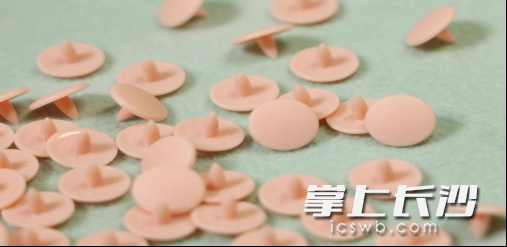 郭洪凱工廠生產(chǎn)的兒童服飾采用可啃食標(biāo)準(zhǔn)扣 （受訪者供圖）