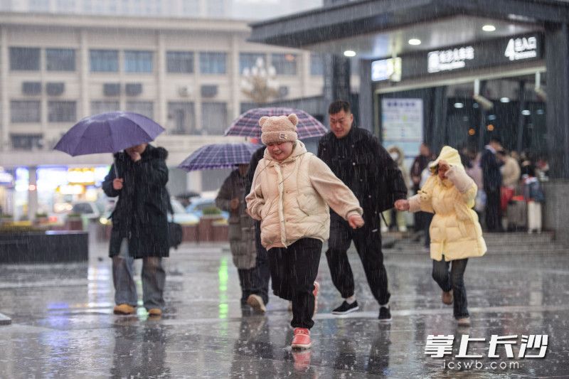 雨雪沖不淡回家的喜悅。