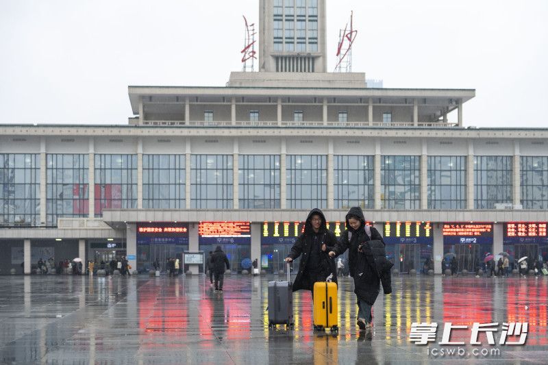 長(zhǎng)沙火車站,，冒雨出行的旅客。均為長(zhǎng)沙晚報(bào)全媒體記者 郭雨滴 攝