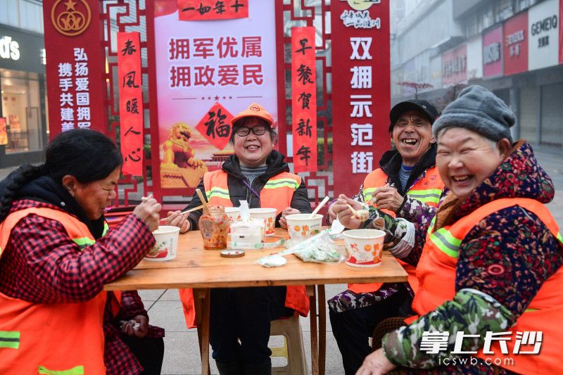 掃完大街小巷，吃上一碗熱騰騰的餃子,，環(huán)衛(wèi)工人們很開心,。均為長沙晚報通訊員 彭紅霞 攝