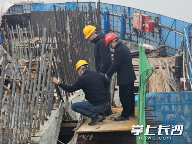 連日來,，市質(zhì)安站工作人員深入各重大項目建設(shè)現(xiàn)場，開展建筑工地節(jié)后復(fù)工安全生產(chǎn)督導(dǎo)檢查,。