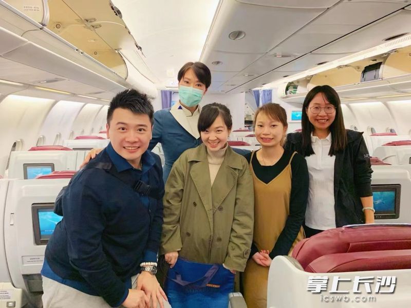 “臨時救護(hù)團(tuán)隊”和機(jī)組人員留下了一張開心的合影,，吳芳（右一）臉上流露出由衷的喜悅。
