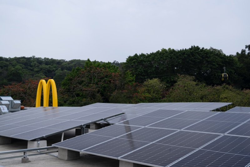 廣州云山天地餐廳配備太陽能光伏設備,，年發(fā)電量約5.5萬度，滿足餐廳全部照明用電需求,，并通過儲能設備實現綠色能源全天候高效供能