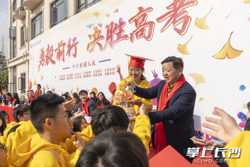 學校為學子們精心準備了蛋糕,。
