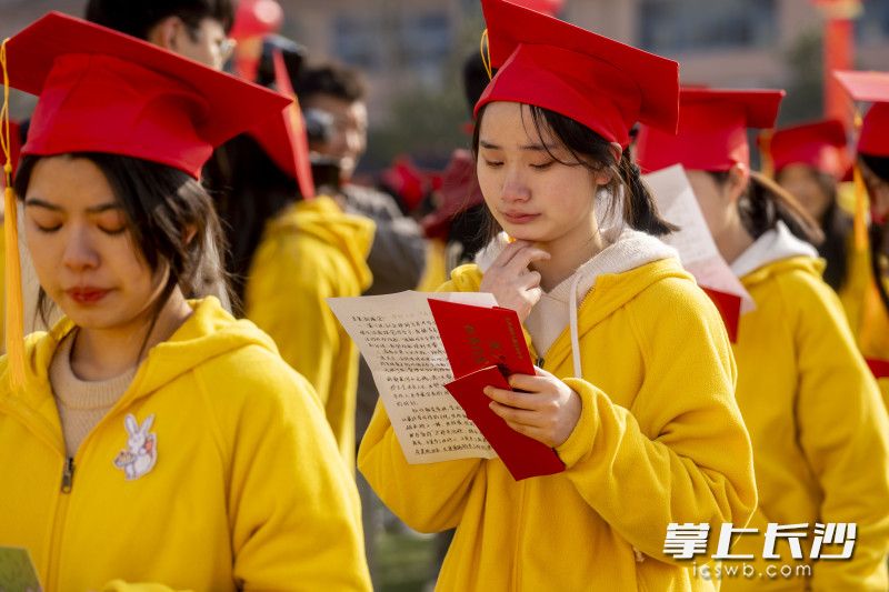學生們查看各自的家書,。