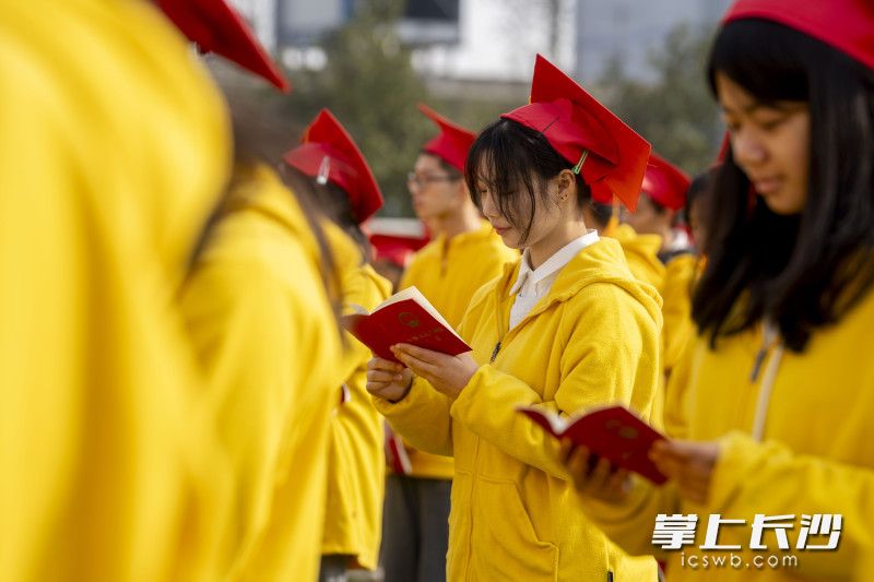 同學們在認真閱讀《中華人民共和國憲法》,，銘記責任,、肩負責任、踐行責任,。